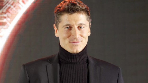 RMF Extra: Robert Lewandowski na zdjęciu z córkami. Klara i Laura przytulone do piłkarza świętują Dzień Dziecka [ZDJĘCIE]