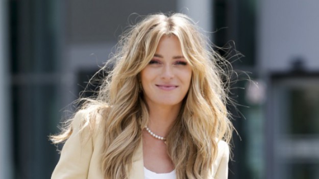 RMF Extra: Marcelina Zawadzka sięgnęła po siekierę! Modelka pomagała rodzinie w cięciu drewna przed zimą [FOTO]