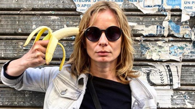 RMF Extra: Zdjęcie z bananem w obronie sztuki. O co chodzi w "#bananaselfie"?