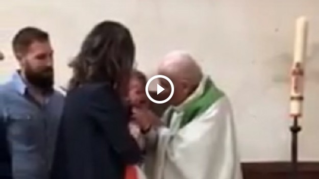 RMF Extra: Szokujące nagranie! Ksiądz policzkuje dziecko podczas chrztu