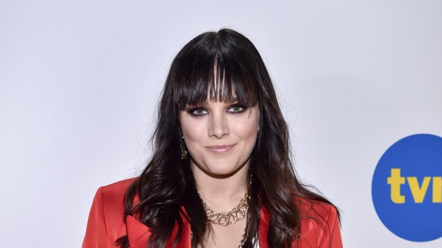 RMF Extra: Ewa Farna w obcisłej, złotej sukience. Figura niczym u Kim Kardashian!