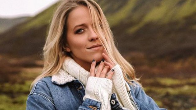 RMF Extra: Jessica Mercedes w seksownym stroju w mroźnej Islandii!