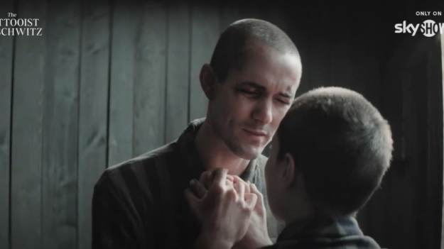 RMF Extra: Bestsellerowa książka doczeka się ekranizacji. Zwiastun serialu "Tatuażysta z Auschwitz" już jest