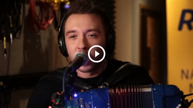 RMF Extra: Enej: Piękna wersja kolędy "A wczoraj z wieczora" w Poplista plus Live Session!