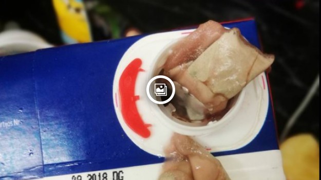 RMF Extra: Obrzydliwe znalezisko w kartonie popularnego soku! Przegniły papier, robak czy kawałek skóry?