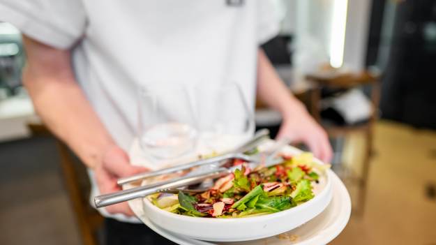 RMF Extra: Składasz talerze w restauracji? Psychologia tłumaczy, co oznacza takie zachowanie