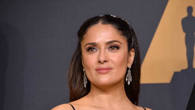 RMF Extra: Salma Hayek wynurza się z wody w kusym bikini. 56-latka ma ciało bogini [FOTO]