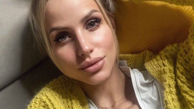 RMF Extra: Marta Karpińska w odważnej sukni ślubnej: "Subtelnie i bardzo kobieco". Uczestniczka "Gogglebox" pokazała się w obłędnej stylizacji! [ZDJĘCIE]