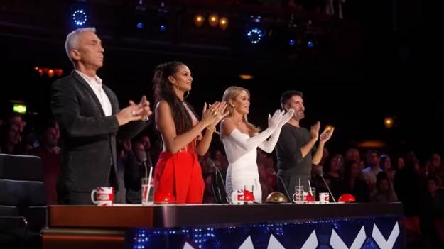 RMF Extra: Fenomenalny występ w "Mam talent" nagrodzono "złotym przyciskiem". Uczestnicy doprowadzili jurorów do łez! [WIDEO]