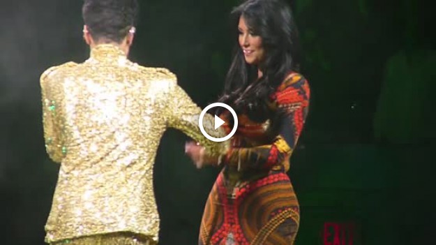 RMF Extra: #tbt: Prince wyrzuca Kardashiankę ze sceny!