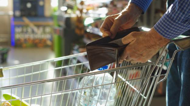 RMF Extra: Osoby powyżej 60. roku życia nie kupią alkoholu? Padła taka propozycja