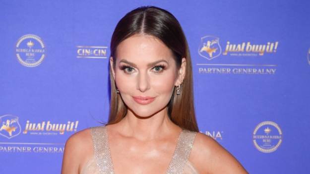 RMF Extra: Paulina Sykut-Jeżyna ma dylemat. W seksownej sukience prosi internautów o pomoc. Nie zostawili jej pytania bez odpowiedzi! [WIDEO]