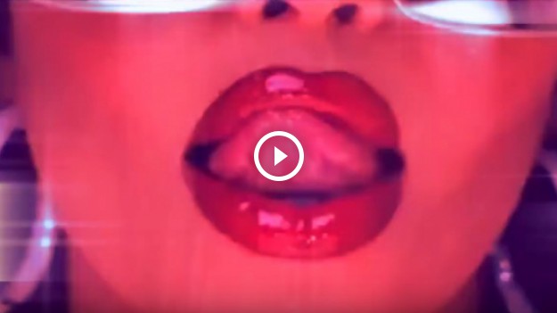 RMF Extra: #tbt: Kim Kardashian śpiewa i wije się przed kamerą. Dla chorych dzieci...