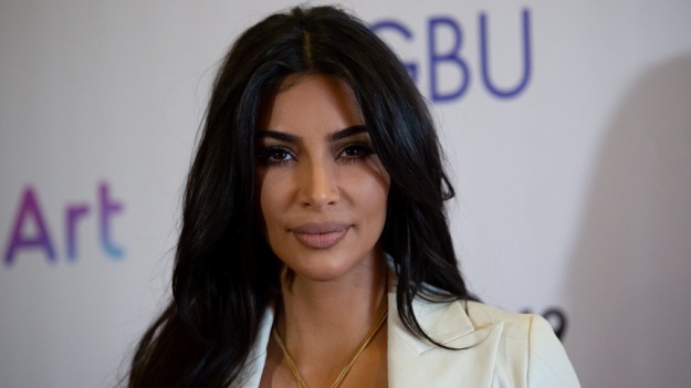 RMF Extra: Kim Kardashian na niepublikowanych zdjęciach z młodszą siostrą. Na niektórych kadrach trudno je rozpoznać! [FOTO]