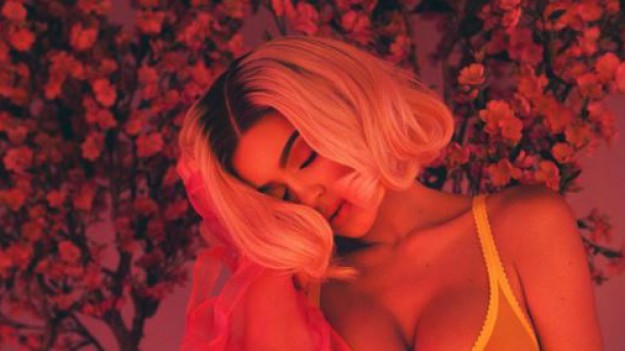 RMF Extra: Kylie Jenner pozuje w przeźroczystym staniku! Wielka wpadka?