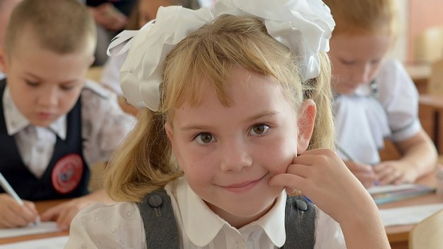 RMF Extra: Do czego "służy" mama i tata? Kontrowersyjne przedstawienie w krakowskiej podstawówce