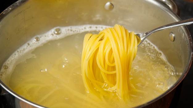 Nie wylewaj wody po makaronie! Szefowie kuchni..