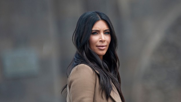 RMF Extra: Różowy kostium z koronki to przesada? Kim Kardashian nie boi się odważnych stylizacji [FOTO]