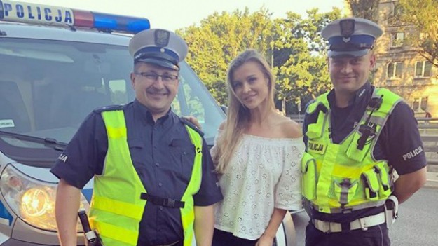 RMF Extra: Joanna Krupa na zdjęciu z policjantami. "Panowie również wspierają akcję CHWDP"