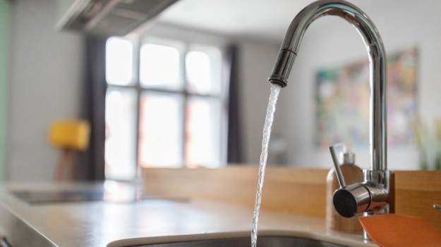 Wsypuję do odpływu i zalewam wrzątkiem. Domowy..