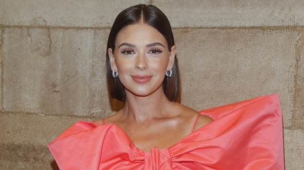 RMF Extra: Klaudia Halejcio w zsuwającej się z ciała koszuli. Aktorce towarzyszy ktoś jeszcze! [FOTO]