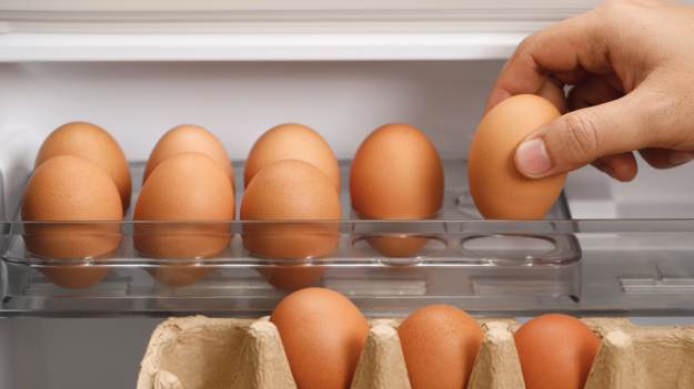 RMF Extra: Wyjmij jajka z drzwi lodówki. Większość z nas popełnia ten błąd od lat