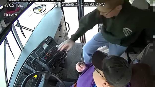 RMF Extra: 13-latek uratował pasażerów autobusu. Kierująca pojazdem kobieta zasłabła [WIDEO]