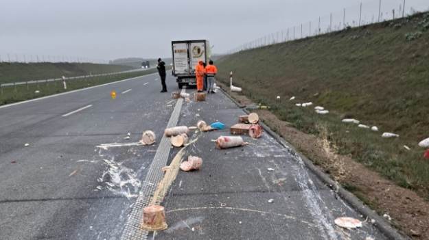 RMF Extra: Nietypowy wypadek na S7. Z ciężarówki wypadło mnóstwo kebabowego mięsa [FOTO]