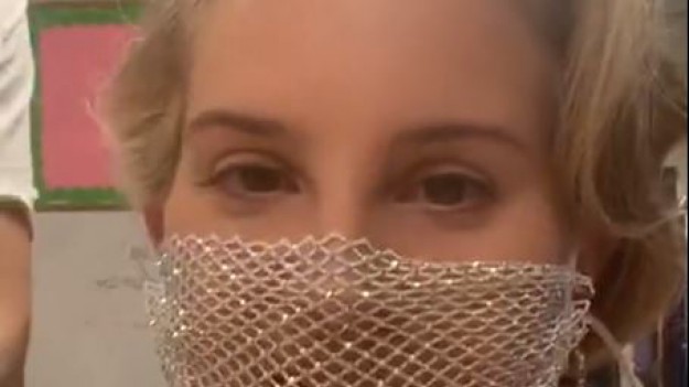 RMF Extra: Lana Del Rey założyła ażurową maskę na spotkanie z fanami. W sieci zawrzało! "Co Ty do cholery wyprawiasz?!"