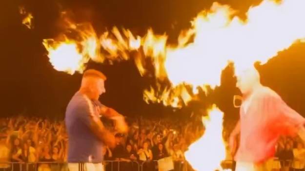 RMF Extra: Smolasty zapalił się od pirotechniki. Chwile grozy na koncercie [WIDEO]