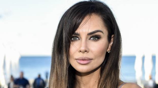 RMF Extra: Natalia Siwiec kuca na piasku w samym bikini i odważnie prezentuje pośladki. "Błogo" [FOTO]