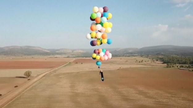 RMF Extra: Przeleciał Afrykę na krześle ogrodowym!