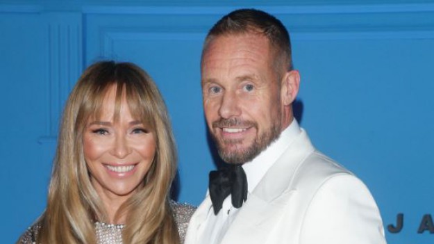 RMF Extra: Joanna Przetakiewicz z ironią przy bogato ozdobionym świątecznym stole: "Tutaj jest za skromnie, czegoś jeszcze brakuje..."