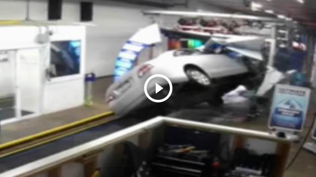 RMF Extra: Kierowca wjechał do myjni i omal nie dachował. Co tam się stało?! [WIDEO]