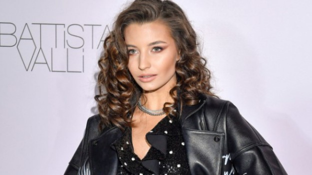 RMF Extra: Julia Wieniawa odważnie odsłania pośladki na mrozie. Do sieci trafiła fotografia w stroju kąpielowym i śniegowcach 