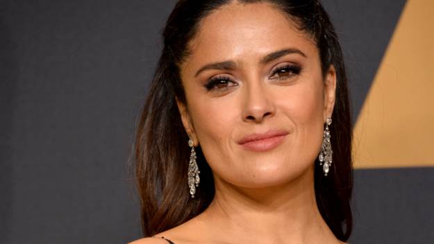 RMF Extra: Salma Hayek w czerwieni. Fenomenalna suknia podkreśla sylwetkę 56-letniej aktorki! [WIDEO] 