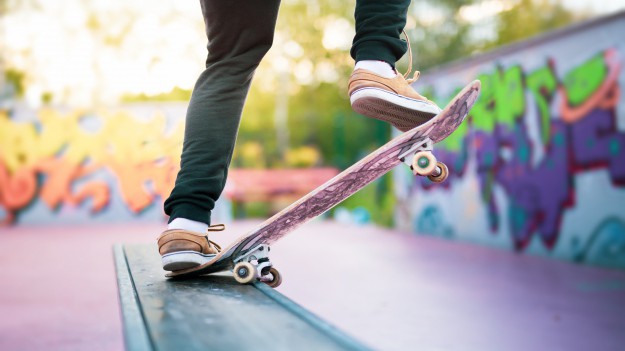 RMF Extra: Skatepark w Katowicach za 400 tys. zł wyłożony kostką brukową. Nie brakuje także drzew... Tor przeszkód? 