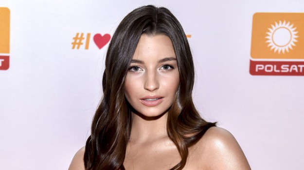 RMF Extra: Julia Wieniawa bez biustonosza. Aktorka na odważnym zdjęciu