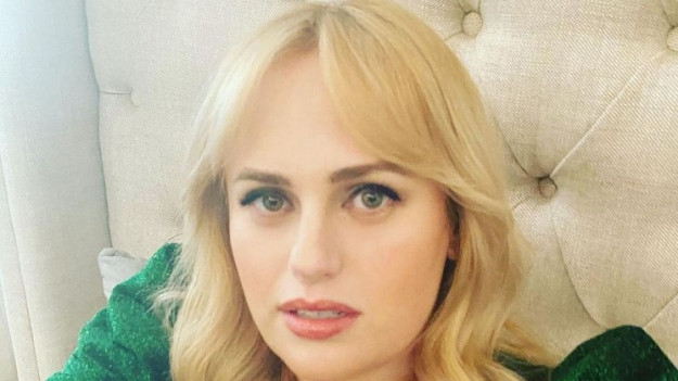 RMF Extra: Rebel Wilson eksponuje wdzięki. Aktorka pokazała się z tajemniczym przystojniakiem. "Tu jest zbyt gorąco, by to znieść!" [WIDEO]