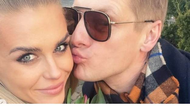 RMF Extra: Żona Marcina Mroczka kusi ciałem na afrykańskiej plaży. Tak Marlena Muranowicz pozowała w stroju kąpielowym [ZDJĘCIA]