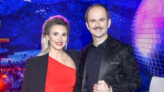 RMF Extra: Kajra kusi zgrabnymi nogami. Żona Sławomira postawiła na suknię z głębokim rozcięciem