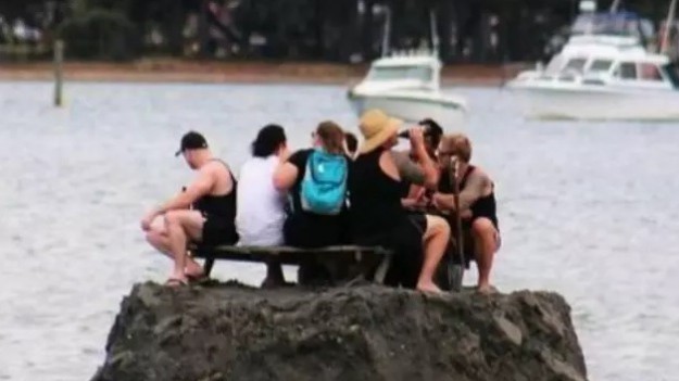 RMF Extra: Usypali własną wyspę, żeby uniknąć mandatu za imprezowanie