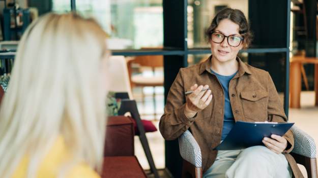 RMF Extra: Dlatego ludzie przerywają innym w czasie rozmowy. Wiadomo, co to oznacza według psychologii