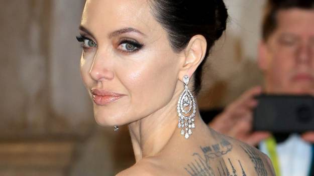 RMF Extra: Zrobił Angelinie Jolie nowy tatuaż i natychmiast go ocenzurował. Powód? [FOTO]