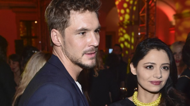 RMF Extra: Najpierw ślub, a potem... rozwód! Mikołaj Roznerski komentuje swój serialowy związek z Adrianą Kalską! 