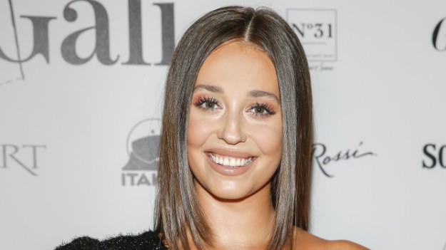 RMF Extra: Izabella Krzan w bikini kusi seksownym dekoltem. "Bogini"