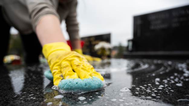 Jak wyczyścić pomnik na cmentarzu? Te sposoby..