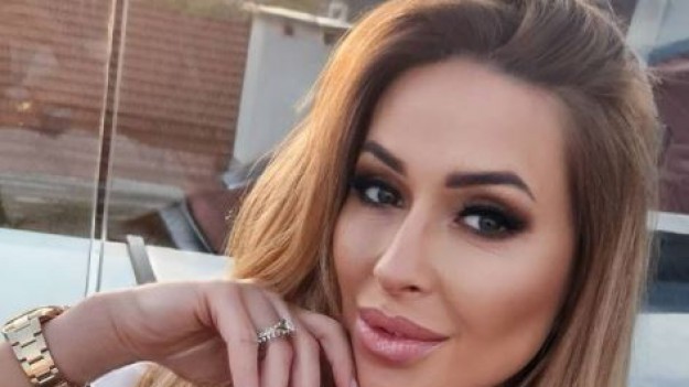 RMF Extra: Sylwia Peretti pozuje w czerwonym bikini! Gwiazda programu TTV wygrzewa się na Majorce. "Młoda Meryl Streep"