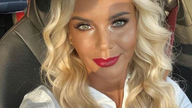 RMF Extra: Monika Chwajoł eksponuje głęboki dekolt, pozując w różowym bikini. "Jestem księżniczką" [FOTO]