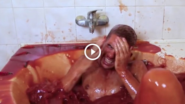 RMF Extra: Wykąpał się w zawartości 1250 butelek sosu chili. I to był błąd...